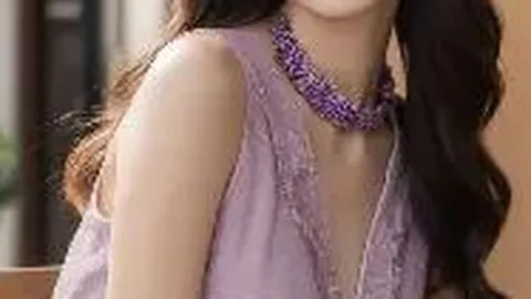 60岁女星校服造型引热议，育儿达人冻龄法遭网友争议